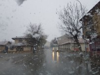 Aslanapa'da Mevsimin İlk Kar Yağışı Haberi