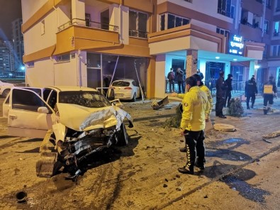Kaza Yapan Otomobil Dükkana Girdi Açıklaması 6 Yaralı