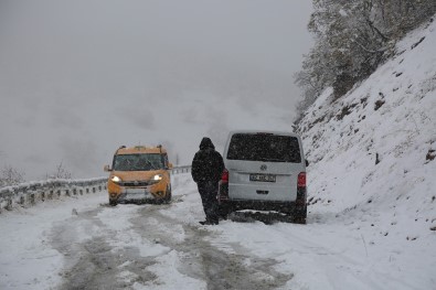 Tunceli'ye Mevsimin İlk Karı Düştü, 31 Köy Yolu Kapandı