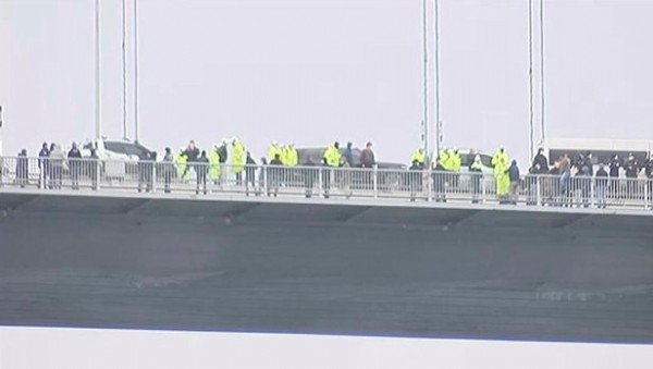 Şehitler köprüsü'nde intihar girişimi!