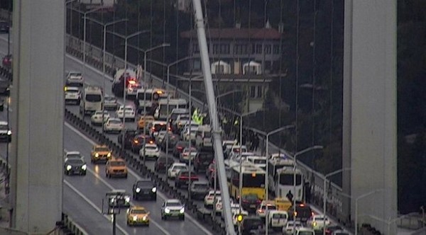 Şehitler köprüsü'nde intihar girişimi!