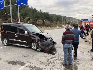 Amasya'da Hafif Ticari İki Araç Kaza Yaptı Açıklaması 2 Yaralı