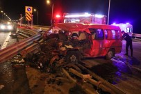 TEM'de Bariyerlere Çarpan Minibüs Hurdaya Döndü Açıklaması 7 Yaralı