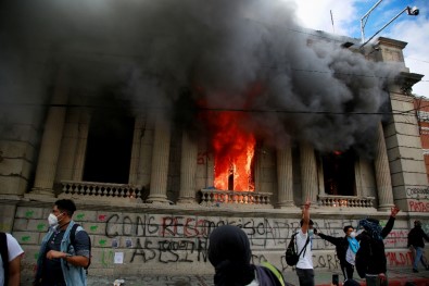 Guatemala'da Göstericiler Kongre Binasını Basıp Ateşe Verdi