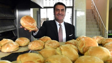 Osmangazi'de Her Gün 6 Bin Ekmek Dağıtılıyor