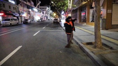 Sessizliğe Bürünen Cadde Ve Sokaklar Temizlik Görevlilerine Kaldı