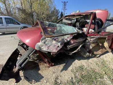 Hurdaya Dönen Otomobilden Burnu Bile Kanamadan Çıktı