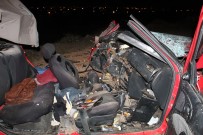 Kamyonla Kafa Kafaya Çarpışan Otomobil Hurdaya Döndü Açıklaması 2 Ölü