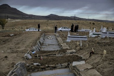 Ankara'daki corona virüs mezarlığında vefat edenlerin bazıları tabutla gömülüyor!