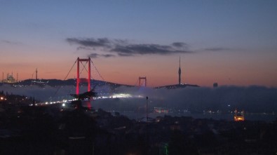 İstanbul Boğazı'nda Etkili Olan Sis Kartpostallık Görüntüler Oluşturdu