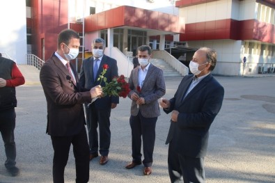 Kaymakam Gürçam, Öğretmenleri Güllerle Karşıladı