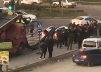 Mardin'de Tonlarca İnşaat Demiri Işıkta Bekleyen Aracın Üstüne Düştü Haberi