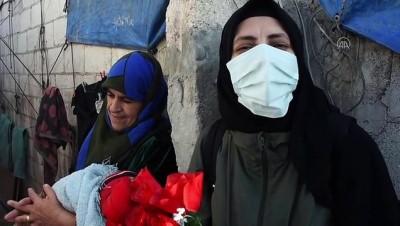 Türk Ve İsviçreli Aktivist Kadınlar İdlib'deki Kamplarda Bulunan Kadınlara Gül Dağıttı