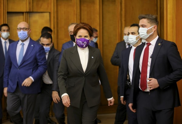 Meral Akşener ve Pervin Buldan, grup toplantılarına aynı maskeyle geldi!