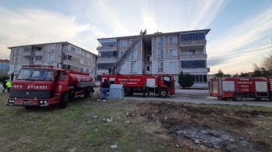 Çatı Yangını Apartmandakileri Sokağa Döktü