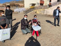 Eruh Devlet Hastanesi Başhekimi Çelik'ten Öğrencilere Giysi Desteği