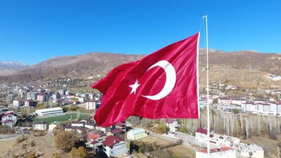 Hizan'da Dev Türk Bayrağı Göndere Çekildi