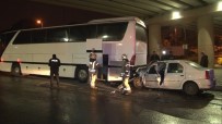 Küçükçekmece'de Otomobil Park Halindeki Otobüse Çarptı Açıklaması1'i Ağır 2 Yaralı