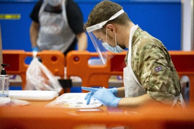 İngiltere'de Son 24 Saatte 17 Bin 555 Yeni Vaka