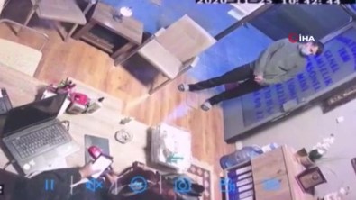 İstanbul'da 'Terlikli Telefon Hırsızını' Polis, Terliğinden Yakaladı