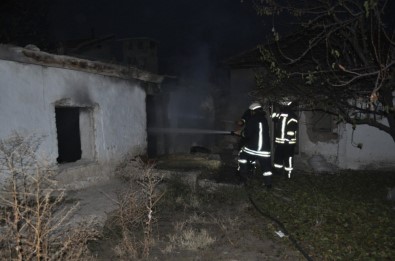 Karaman'da Metruk Evde Çıkan Yangın Söndürüldü