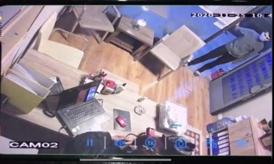 (Özel) İstanbul'da 'Terlikli Telefon Hırsızını' Polis, Terliğinden Yakaladı