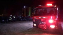 Adana'da Boş Arazideki Hurda Otomobiller Yandı