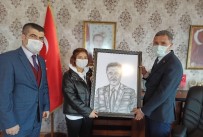 Başkan Kaya'ya Kendi Portresi Hediye Edildi Haberi