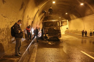 Bolu Dağı Tüneli'nde Tır Yangını İstanbul Yönünü Trafiğe Kapattı