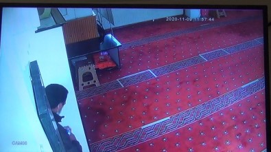 Camiye Girip Yardım Paralarını Çalan Hırsız Kıskıvrak Yakalandı
