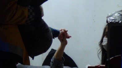 Anne Eli... Yaralı Anne Kendi Acısını Unuttu Çocuğunu Böyle Teselli Etti