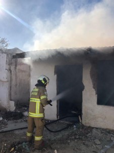 Burhaniye'de Metruk Evde Çıkan Yangın Söndürüldü