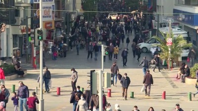 İzmir'de Traktörün Altında Kalan Çiftçi, Yaralandı