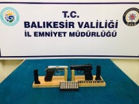 Balıkesir'de Polis 16 Aranan Şahıs Yakalanırken,15 Silah Ele Geçirdi