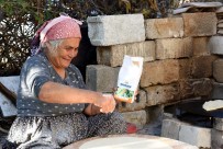 Belediyenin Verdiği Mısır Unundan Ekmek Yapıp Başkana Gönderdi