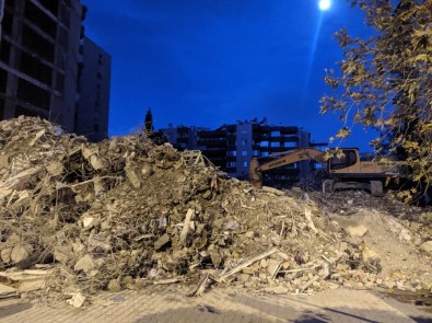 Depremde Çöken Yılmaz Erbek Apartmanından 3 Kişinin Daha Cesedi Çıkarıldı
