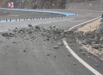 Hatay'da Samandağ-Arsuz Yolu Trafiğe Kapatıldı