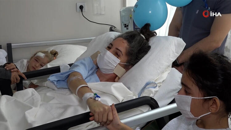 Kurtarılan Elif, kardeşleri ve annesiyle...