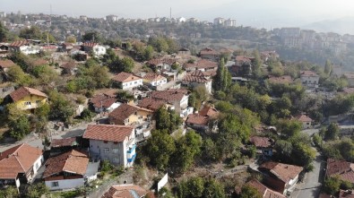 Yıkım Kararı Beklenen Mahallede Çatlak Binalar Korku Saçıyor