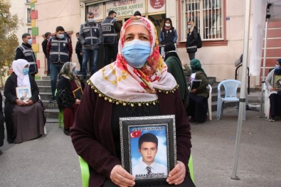 Evlat Nöbetindeki Ailelerden HDP'lilere Tepki Açıklaması 'Çocukları PKK'ya Sattılar, Lüks Arabalara Biniyorlar'