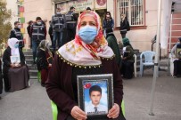 Evlat Nöbetindeki Ailelerden HDP'lilere Tepki Açıklaması 'Çocukları PKK'ya Sattılar, Lüks Arabalara Biniyorlar'