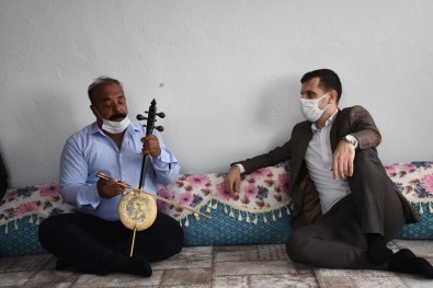 Mahallelerini Ziyaret Eden Kaymakam İçin Türkçe Ve Kürtçe Şarkı Söyledi