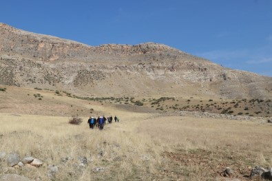 Siirt'te 3 Bin 500 Yıllık Tarihi Akabe Yolunda Doğa Yürüyüşü Yapıldı