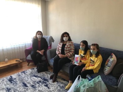 Vali Gürel'in Eşi, Öğrencileri Evlerinde Ziyaret Ederek Tablet Hediye Ediyor