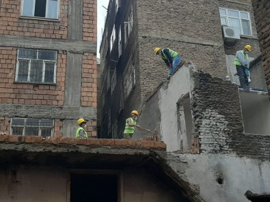 Bağlar'da Metruk Bina Yıkıldı