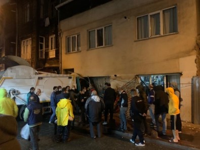 Beyoğlu'nda Freni Boşalan Çöp Kamyonu  Bir Evin Kapısına Çarptı