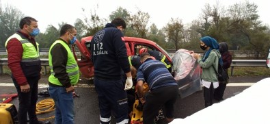 Düzce TEM'de Hafif Ticari Araç İle Otomobil Çarpıştı Açıklaması 5 Yaralı