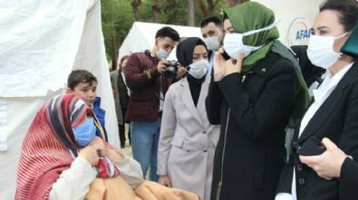 Deprem çadırındaki Trabzonlu ninenin Erdoğan sevdası: Gözleri şişmiş onun için Kur'an okuyorum