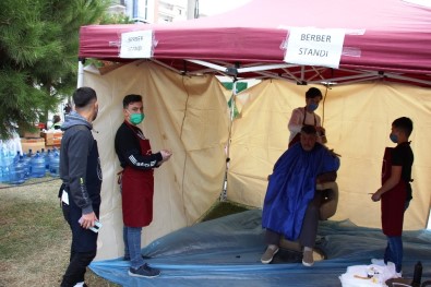 Depremzede Çocukları Tıraş Etmek İçin Seferber Oldular