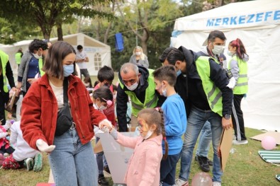 Depremzedelere Gelen Yardımlar Dağıtılıyor